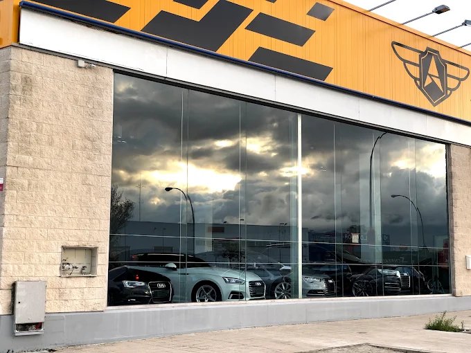 Escaparate y fachada de Aviator Cars